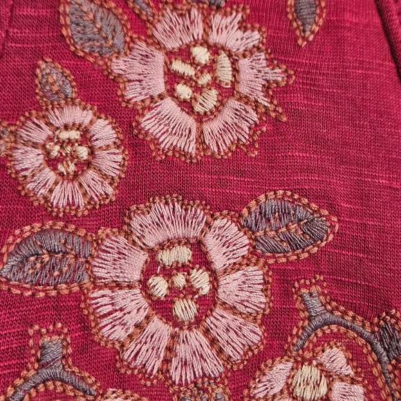 Taylor‎ & Sage Burgandy Floral Embroidered V-Neck Long Sleeve Top Size Small - Picture 4 of 8